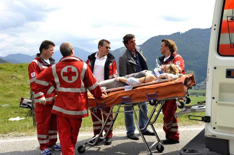 Susanne (Natalie O’Hara) wurde bei einem Unfall schwer verletzt (2.v.r.: Hans Sigl). – Bild: ZDF und Thomas R. Schumann