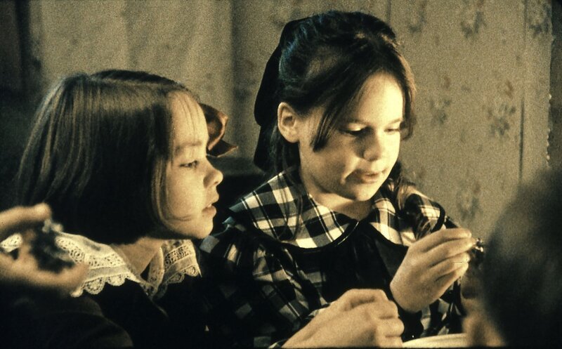 Ina (Anna Sahlin, li.) und Lisa (Linda Bergström) beim Bleigießen zu Silvester. – Bild: ZDF/​Taurus