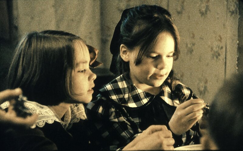 Ina (Anna Sahlin, li.) und Lisa (Linda Bergström) beim Bleigießen zu Silvester. – Bild: ZDF/​Taurus