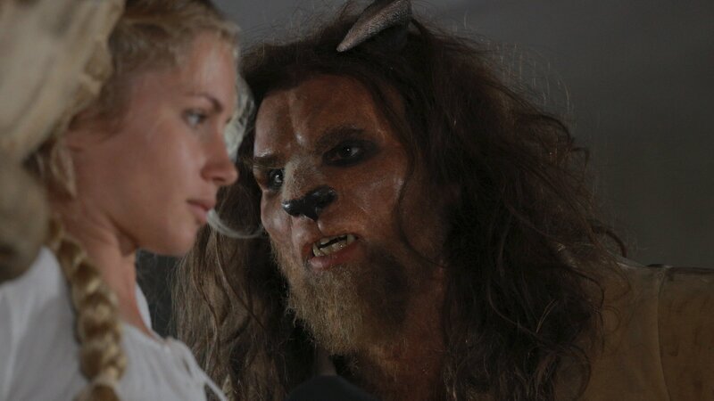 Das Biest (Maximilian Simonischek) kämpft um die Zuneigung der schönen Elsa (Cornelia Gröschel). – Bild: ZDF und Michael Mrkvicka