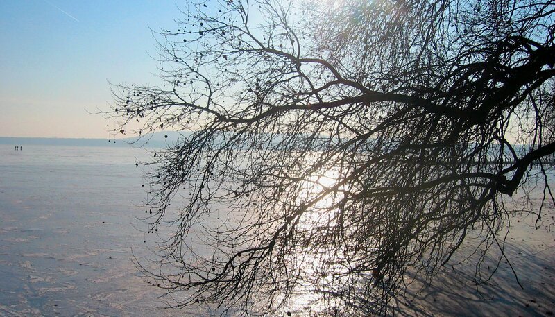 Der Lichterzauber am Ku’damm, die Rodelbahn am Teufelsberg oder das Verkehrschaos zu Heiligabend am Bahnhof Zoo: Wie besinnlich war die Weihnachtszeit in Berlin in den vergangenen Jahrzehnten? Der Film blickt zurück auf die 60er, 70er, 80er und 90er Jahre und zeigt vergessene Aufnahmen aus dem Berliner Weihnachtsalltag. – Bild: rbb/​Stephan Düfel