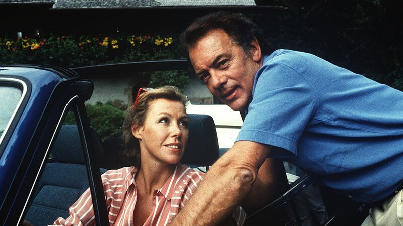 Prof. Brinkmann (Klausjürgen Wussow) freut sich sehr darüber, dass er nun ständig mit seiner Frau (Gaby Dohm) zusammenarbeiten kann. – Bild: ZDF und Th. Waldhelm