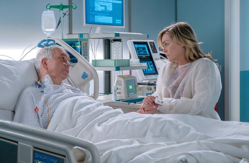 Die beiden Eheleute Catharina (Gesine Cukrowski) und Thomas Deckert (Thomas Dannemann) verbindet möglicherweise doch noch etwas mehr als der Scheidungsantrag. – Bild: MDR/​Sebastian Kiss