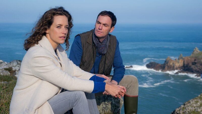 Da ihr Herz für einen anderen schlägt, löst Helen (Anja Knauer) die Verlobung mit Edward (Anian Zollner). – Bild: PLURIMEDIA (ZDF /​ Jon Ailes)