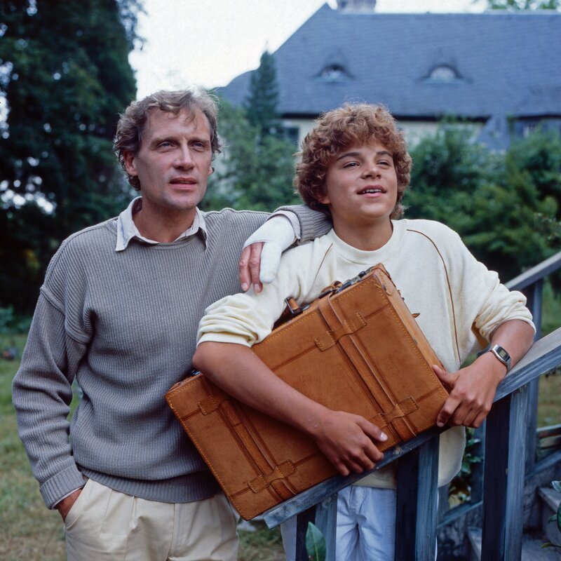 Oliver (Josef Gröbmayr, r.) kann nicht aufhören, auf der Geige zu spielen. Dadurch bringt er nicht nur seinen Vater (Robert Atzorn, l.), sondern auch alle anderen Menschen um sich herum in immer größere Gefahr. Nun soll Oliver versprechen, die Geige nie wieder anzurühren. – Bild: United Archives /​ ZDF