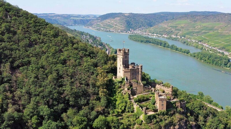 Malerische Burg Sooneck. Hoch über dem Rhein im UNESCO Welterbe Oberes Mittelrheintal scheint die Burg wie aus dem Bergfels geschlagen. Die von Rosen umrankte Burg Sooneck auf dem Steilhang am Rande des Soonwaldes ist Rheinromantik pur. – Bild: WDR/​Rolf J. Möltgen