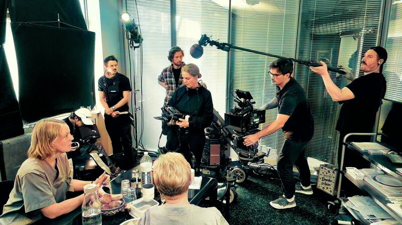 Am Set: Regisseurin Nina Vukovic (Mitte) und Kameramann Valentin Selmke (Mitte rechts) beim Drehen mit der Crew. – Bild: rbb/​Elliott Kreyenberg