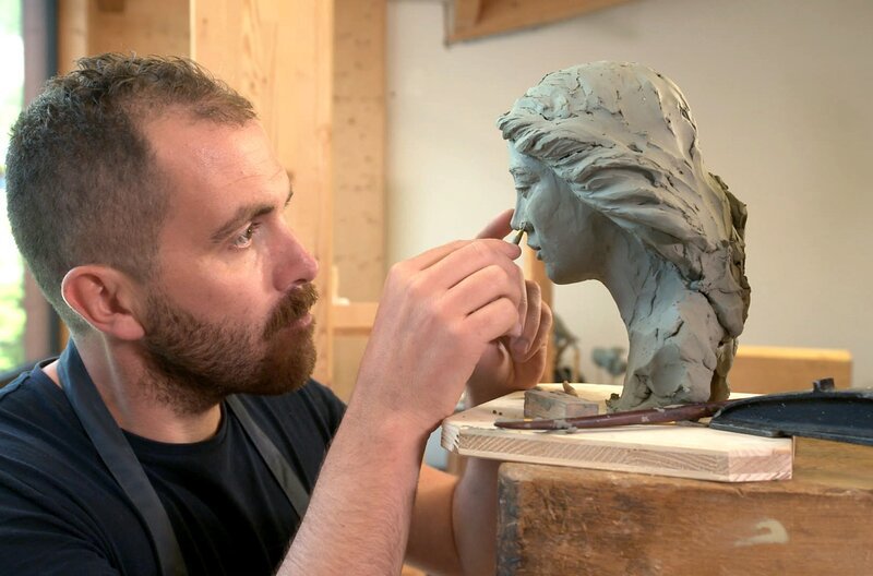 Bildhauer Gerald Demetz modelliert einen Kopf für die Krippenfigur der Maria. – Bild: SWR