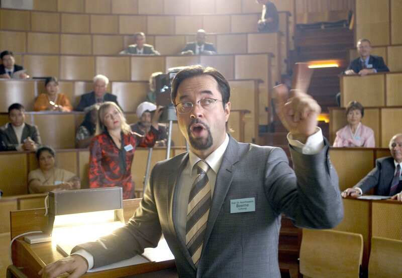 Rechtsmediziner Prof. Karl Friedrich Boerne (Jan Josef Liefers) ist in seinem Element. Vor den Teilnehmern des Internationalen Ärztekongresses hält er einen Vortrag von dem er sich die Wahl zum Präsidenten erhofft. – Bild: NDR/​WDR/​Uwe Stratmann