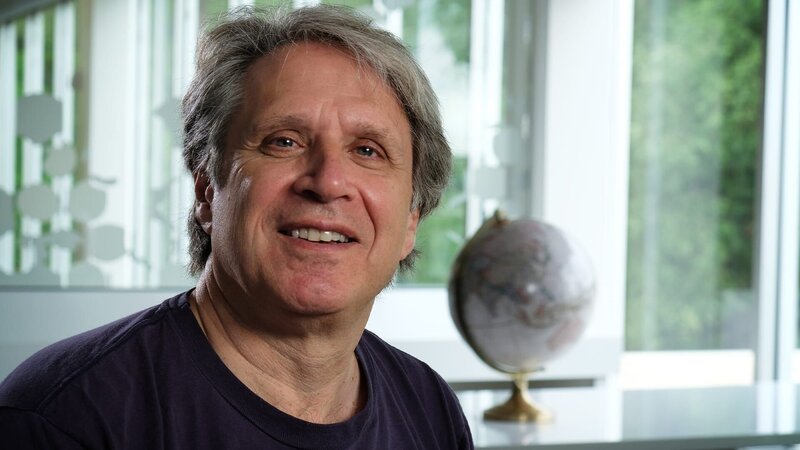 Der Mann lächelt – Bild: Warner Bros. Discovery