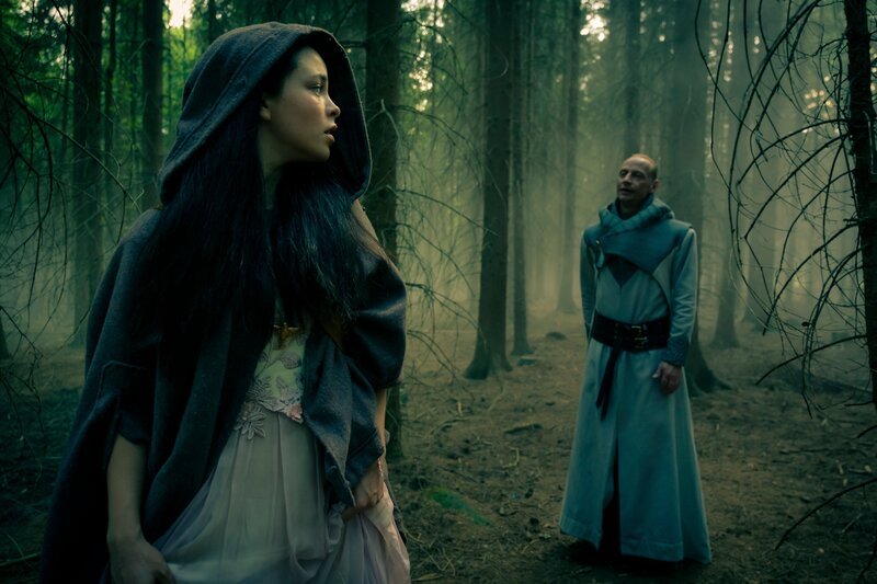 Gilig (Victor Schefé) will Schneewittchen (Tijan Marei) töten. – Bild: Conny Klein /​ ZDF und Conny Klein