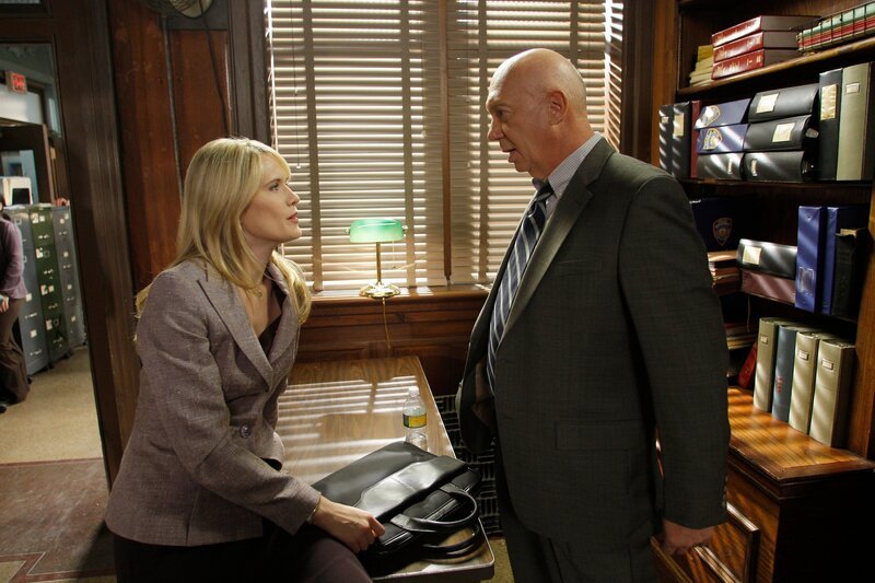 LAW & ORDER: SPECIAL VICTIMS UNIT -- „Lead“ Episode 1015 -- Pictured: Stephanie March as Asst. D.A. Alexandra Cabot, Dann Florek as Capt. Donald Cragen -- NBC Photo: Will Hart – Bild: NBC Universal, Inc