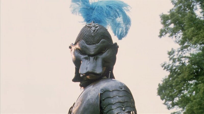 Als Mann verkleidet zieht Fantaghirň (Alessandra Martines) in den Kampf gegen den Sohn des feindlichen Königs. – Bild: ZDF und Studio 100 Media