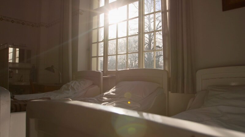 Psychiatrische Anstalt der 50er Jahre. – Bild: ZDF/​Benedict Sicheneder