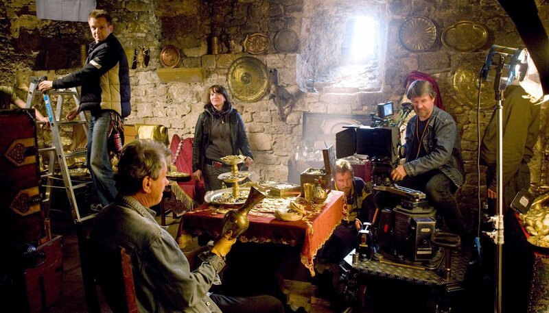 ARD/​rbb WIE IM MÄRCHEN … HERZEN SCHLAGEN, „Making of „Jorinde und Joringel“ und „Aschenputtel““, am Sonntag (25.12.11) um 10:20 Uhr im ERSTEN. Jorinde und Joringel: Drehvorbereitungen für die Szene im Schatzkeller des Räubers. An der Kamera: Sebastian Richter (re.). – Bild: rbb/​Armin Thomaß