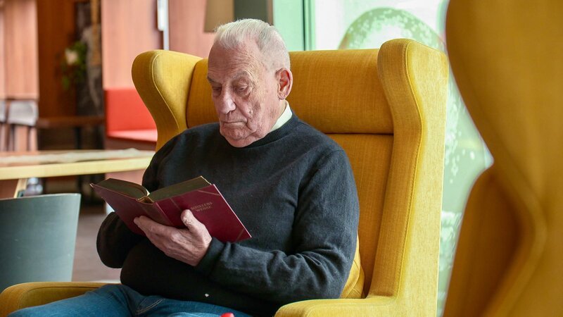 Gerhard Wiese war einer der drei Staatsanwälte beim Frankfurter Auschwitz-Prozesses, der 1963 begann. Angeklagt waren 23 SS-Männer, 183 Tage sollte der Prozess dauern. – Bild: Christian Eichenauer /​ ZDF und Christian Eichenauer