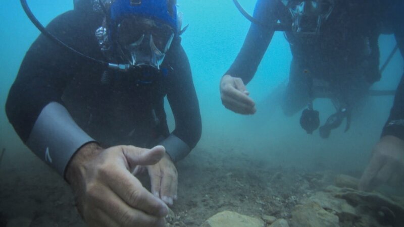 L-R: Stel Pavlou und Mate Parica tauchen im „Roten See“ – Bild: Discovery Channel