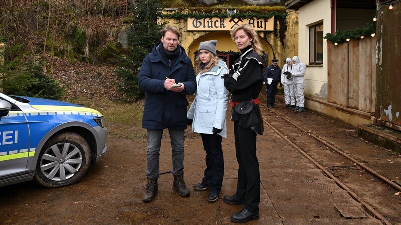 Robert Winkler (Kai Scheve, l.), Karina Szabo (Lara Mandoki, M.) und Saskia Bergelt (Teresa Weißbach, r.) treffen sich am Stolleneingang und untersuchen den Tatort. – Bild: ZDF und Hardy Spitz