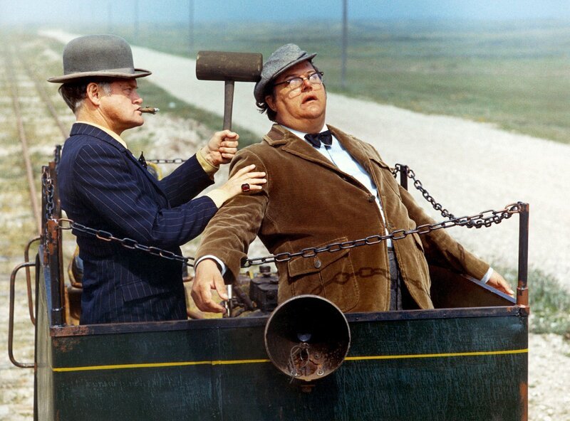 Der gerissene Ganove Egon Olsen (Ove Sprogöe, li.) und sein ängstlicher Komplize Kjeld (Poul Bundgaard) sind mit einem alten Goldschatz auf der Flucht, doch dabei geht einiges schief. – Bild: MDR/​Degeto