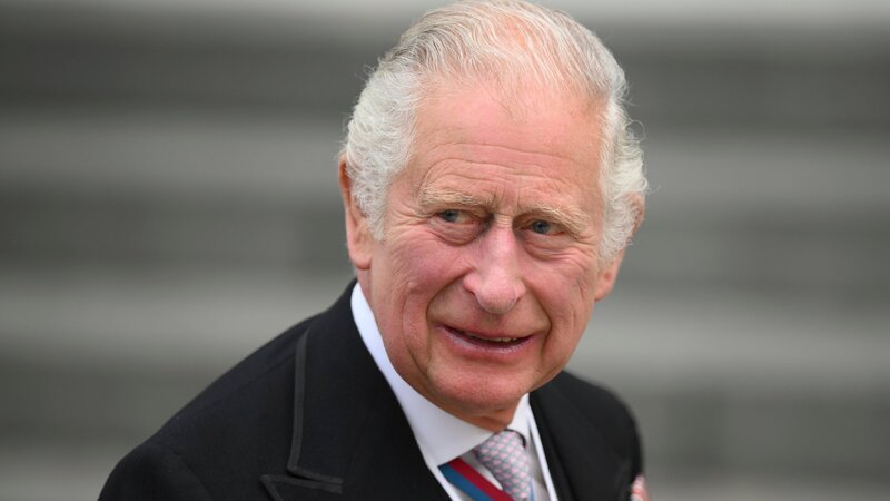 Britanniens neuer König: Charles III. Jetzt ist es an ihm, den Bestand der Monarchie zu sichern, sie fit zu machen für die Zukunft. – Bild: ZDF und AP /​ AFP /​ Leal, Daniel