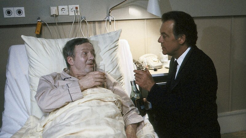 Der todkranke Josef Lambert (Hans-Jürgen Diedrich, l.) hat nach Prof. Brinkmann (Klausjürgen Wussow r.) verlangt und bittet ihn, ihm einen letzten Wunsch zu erfüllen. – Bild: ZDF und Thomas Waldhelm