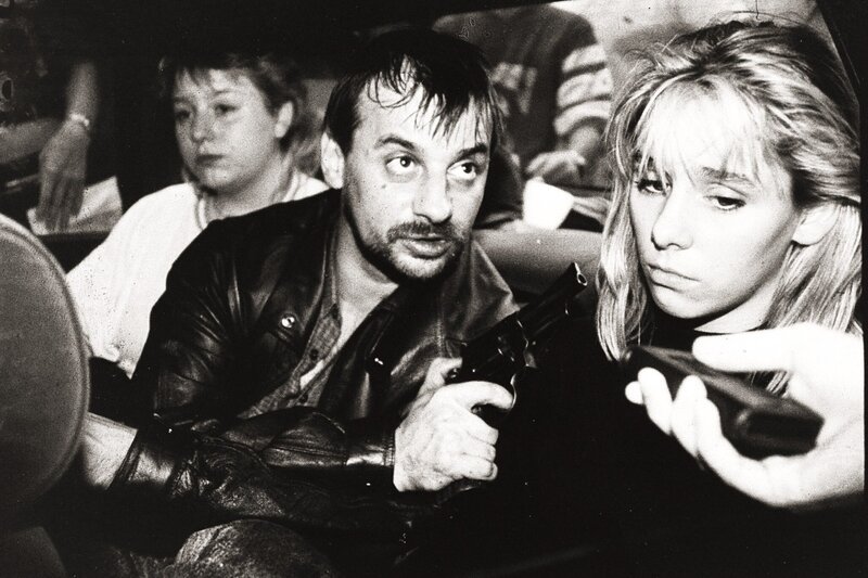 Der Entführer Dieter Degowski gibt in der Kölner Innenstadt einem Journalisten ein Interview, während er sein Opfer mit der Waffe bedroht. Das „Geiseldrama von Gladbeck“ führt zu heftiger Kritik an der Polizei, die viel zu spät eingegriffen und deshalb mehrere Tode zu verantworten habe. Von links: Ines Voitle, Dieter Degowski und Silke Bischoff – Bild: Hulton Archive /​ United Archives /​ ZDF