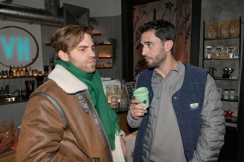 Julian (Onno Buß, l.) und Tobias (Jan Kittmann) wollen ihren Frust der letzten Tage gemeinsam überwinden. – Bild: RTL /​ Rolf Baumgartner /​ Geständnis