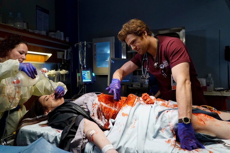 Chicago Med Staffel 3 Folge 18 Voller Einsatz: Nick Gehlfuss als Dr. Will Halstead – Bild: SRF/​NBC Universal