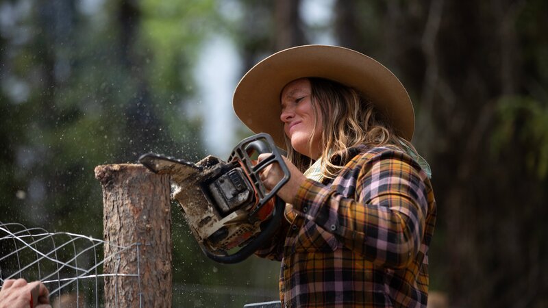 Misty sawing wood – Bild: Warner Bros. Discovery, Inc. or its subsidiaries and affiliates.