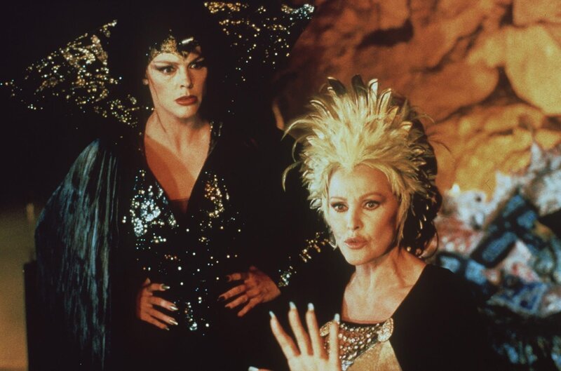 Haben die Schwarze Hexe (Brigitte Nielsen, r.) und Xelessia (Ursula Andress, l.) etwas mit der schwarzen Wolke, die über die Erde zieht und Unheil bringt, zu tun? – Bild: KIRCH MEDIA GMBH & CO. KG AA