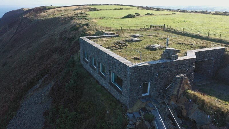 Das unscheinbare „Caerwenfor Cottage“ in Wales liegt an einer Klippe und verschmilzt mit den 500 Millionen alten Schieferfelsen. – Bild: ZDF und Cable News Network and Zero Point Zero