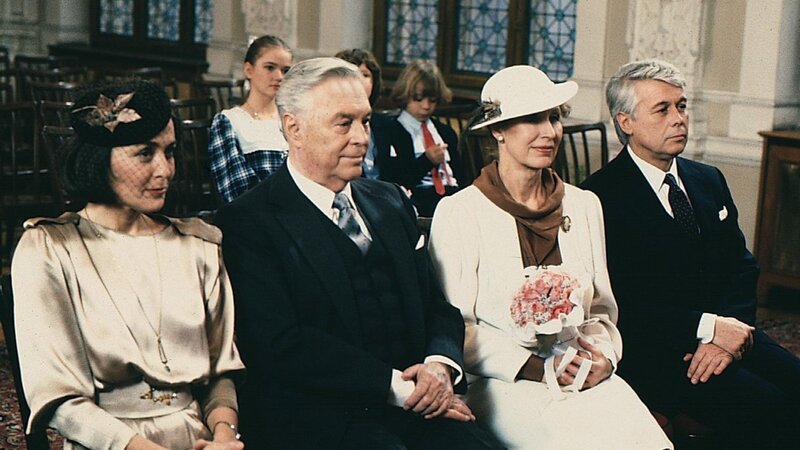 Auf dem Standesamt sind Angi (Thekla Carola Wied. l.) und Werner (Peter Weck, r.) Trauzeugen bei der Hochzeitszeremonie von Onkel Rudolf (Hans Holt, 2. v. l.) und Traudl (Lotte Ledl, 2. v. r.). – Bild: ZDF und Barbara Oloffs