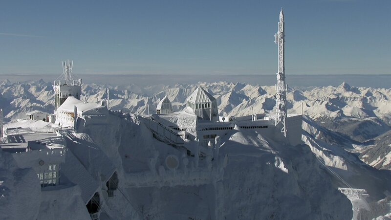 Die Fernsicht von Deutschlands höchstem Gipfel, der Zugspitze, ist – vor allem im Winter – atemberaubend. An klaren Tagen ist der Blick auf die Gipfel von vier Ländern frei. – Bild: Irmin Kerck, colourField