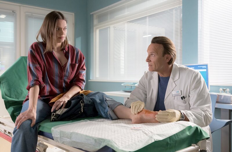 Nina Minous (Franziska Benz) Fußverletzung hat sich stark entzündet. Ihr Freund Dr. Martin Stein (Bernhard Bettermann) ist verwundert, dass sie es nicht eher bemerkt hat. Nina muss auf jeden Fall in der Sachsenklinik bleiben. – Bild: MDR/​Saxonia Media/​Rudolf Wernicke