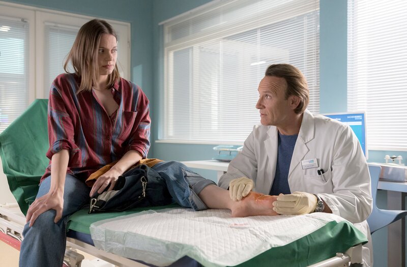 Nina Minous (Franziska Benz) Fußverletzung hat sich stark entzündet. Ihr Freund Dr. Martin Stein (Bernhard Bettermann) ist verwundert, dass sie es nicht eher bemerkt hat. Nina muss auf jeden Fall in der Sachsenklinik bleiben. – Bild: MDR/​Saxonia Media/​Rudolf Wernicke