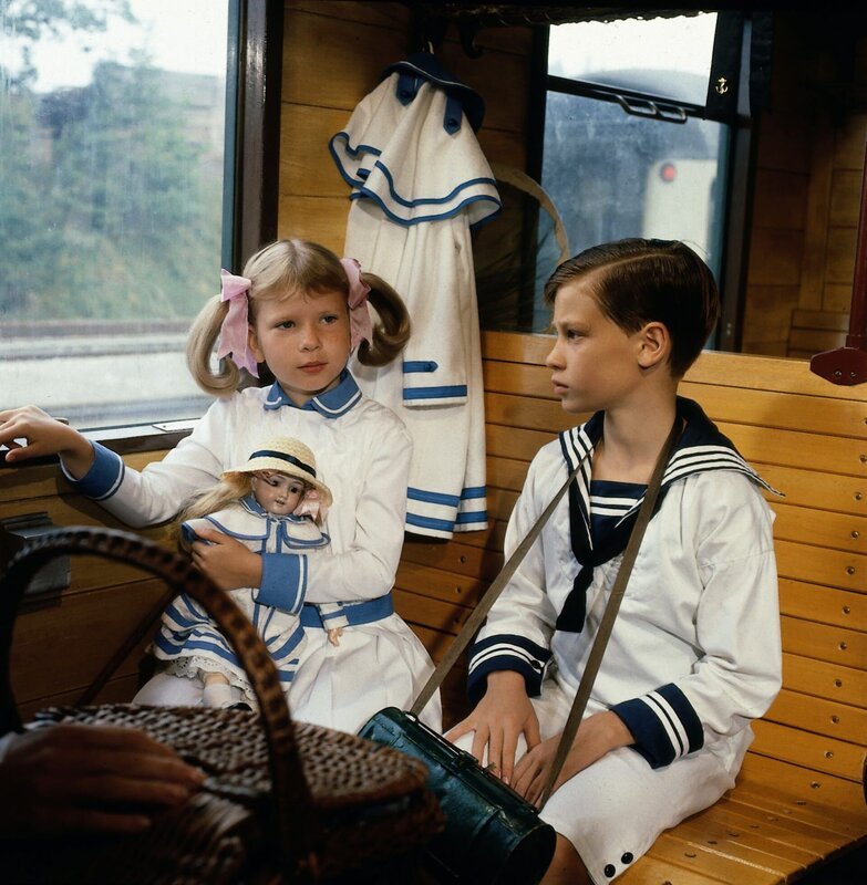 Die Bahnfahrt von Annemarie (Kathrin Toboll) und Klaus (Florian Baier) wird zu einem aufregenden Abenteuer. – Bild: Fred Lindinger/​TV 60 München