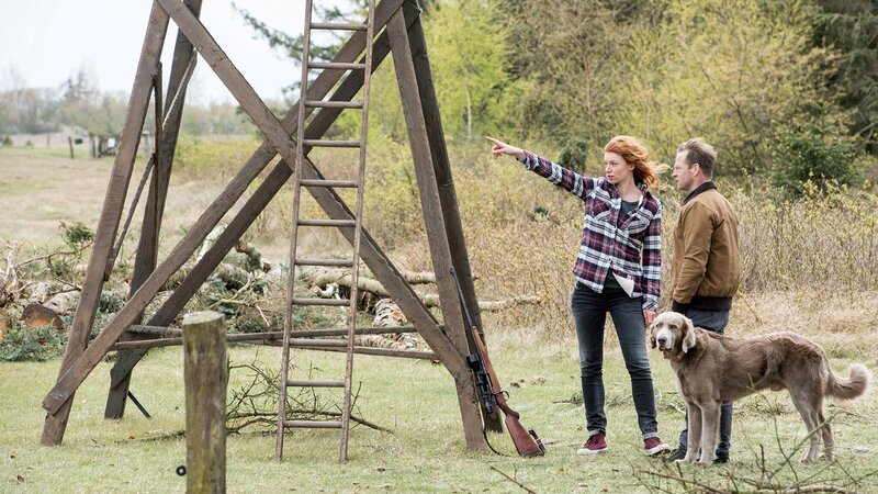 Hinnerk Schönemann als Hauke Jacobs, Marleen Lohse als Jule Christiansen – Bild: Studio Hamburg Produktion für Film und Fernsehen /​ Degeto Film GmbH