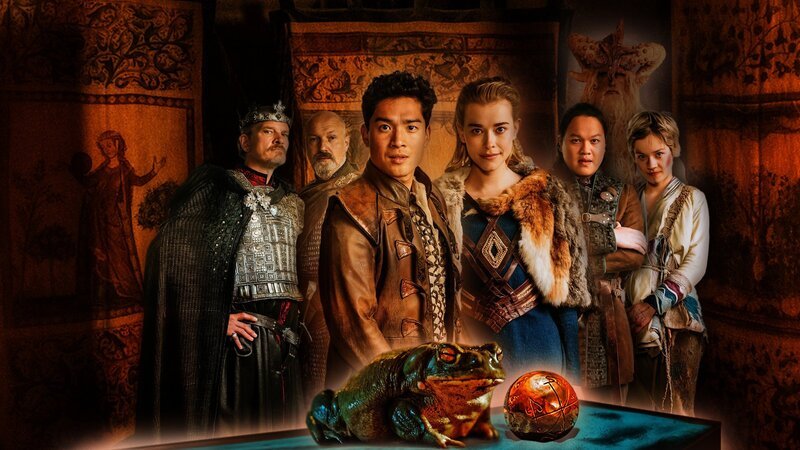 Von links: König Theoderich (Götz Otto), Ulfred (Simon Werner), Gai (Jan Liem), Prinzessin Matilda (Milena Tscharntke), Teo (Viet Anh Alexander Tran) und Fingerhut (Lea Drinda). – Bild: ZDF und Jan Hromadko, Ewald Ebers