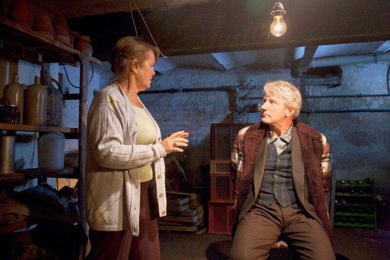 Helene Dannenberg (Petra Kelling) verhört den gefesselten Einbrecher Bruno Kowalski (Jörg Schüttauf) in ihrem Keller. – Bild: Carsten Schick