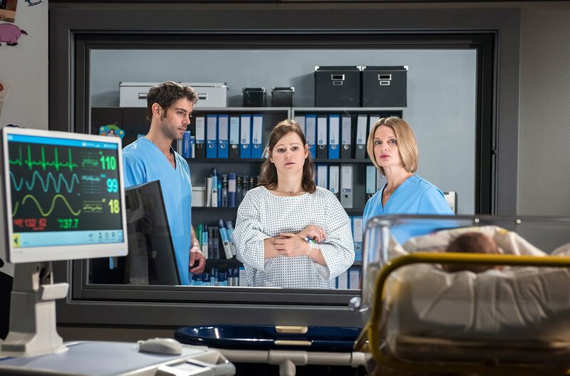 Maja (Angeline Heilfort, M.) war kurzzeitig verschwunden. Die Ärzte Dr. Niklas Ahrend (Roy Peter Link, l.) und Dr. Franziska Ruhland (Gunda Ebert, r.) finden sie bei ihrem Baby. – Bild: Jens-Ulrich Koch