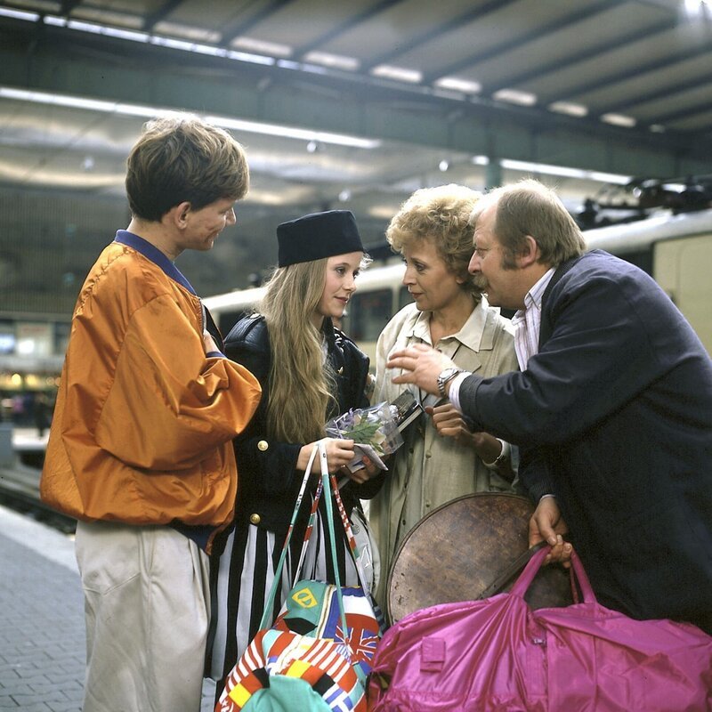 Anna Pelzer (Silvia Seidel) wird am Bahnhof von ihrem Bruder Pilipp (Ronni Janot), ihrer Mutter Ute (Ilse Neubauer) und ihrem Vater Stefan (Eberhard Feik) verabschiedet. – Bild: Nicole Kahlert