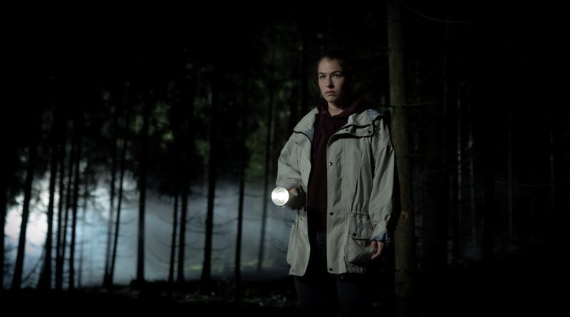 Anja (Henriette Confurius) alleine im Wald. – Bild: POISON GmbH, if … Productions Film GmbH, BR