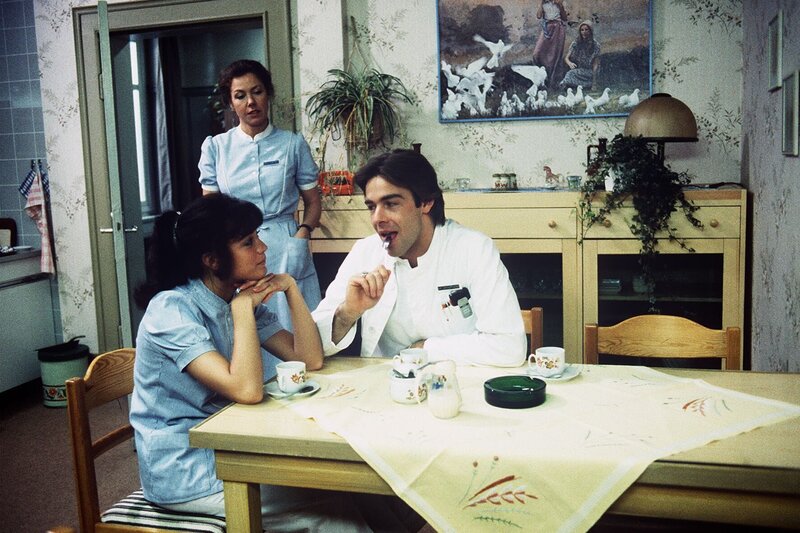 Nachdem Dr. Udo Brinkmann (Sascha Hehn, r.) bei Schwester Christa (Gaby Dohm, M.) nicht mehr landen kann, wendet er sich mit Nachdruck Lernschwester Elke (Barbara Wussow, l.) zu. – Bild: ZDFneo