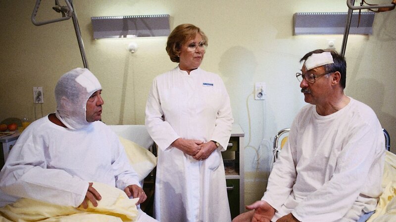 Oberschwester Hildegard (Eva Maria Bauer) muss wieder einmal aufkommenden Streit zwischen Kritz (Bruno Dallansky, l.) und Dr. Basler (Rolf Schimpf, r.) beilegen. – Bild: ZDF und Thomas Waldhelm