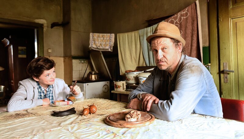 Adsche (Peter Heinrich Brix, r.) möchte sich nicht um seinen vermeintlichen Enkel Manuel (Leonard Seyd, l.) kümmern. – Bild: NDR/​Uwe Ernst