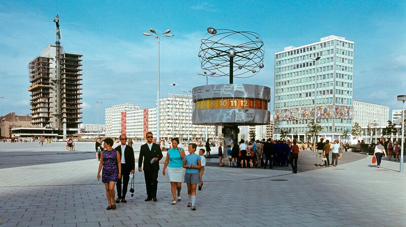 Die Politik beschreitet in diesem Jahrzehnt neue Wege: Wandel durch Annäherung – auch in Ost- und West. – Bild: rbb/​akg-images /​ rbb Presse & Information