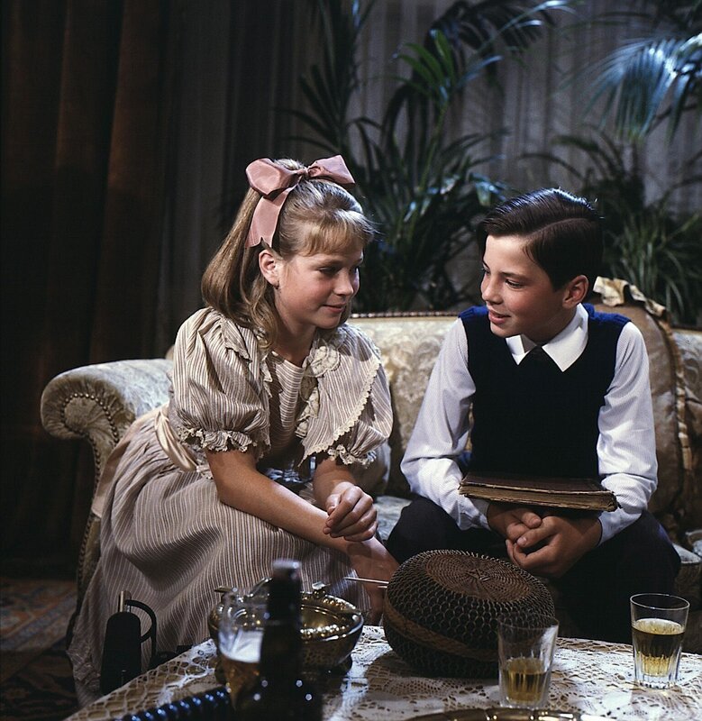 Das Nesthäkchen (Anja Bayer) ist größer geworden, aber immer noch verbindet sie eine innige Zuneigung zu ihrem Bruder Klaus (Patrick Janovsky). – Bild: ZDF und TV 60, München