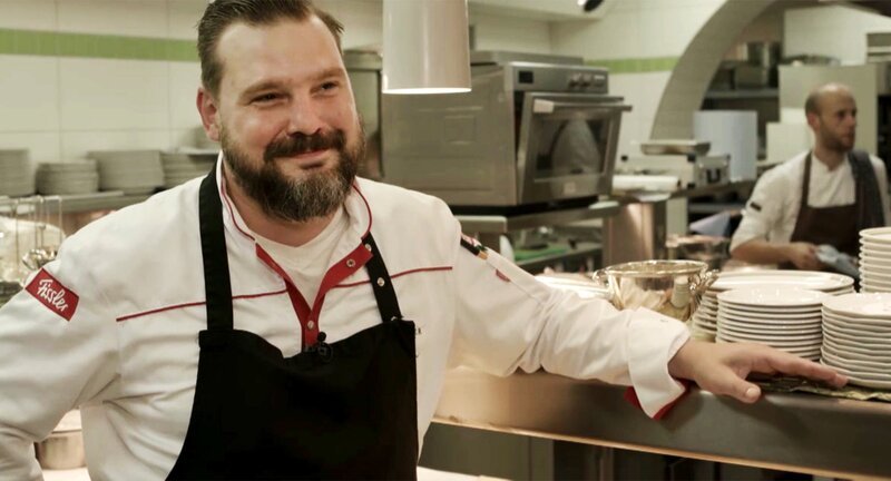 Er zaubert pfälzische Köstlichkeiten auf den Teller: Stefan Neugebauer, Küchenchef im „Deidesheimer Hof“. – Bild: SWR