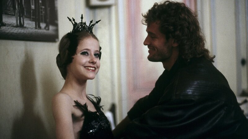 Während des Wettbewerbs in Paris hat Anna (Silvia Seidel) hervorragend vorgetanzt und wird von ihrem früheren Ausbilder Jakob (Joao Ramos) beglückwünscht. – Bild: ZDF und Nicole Kahlert