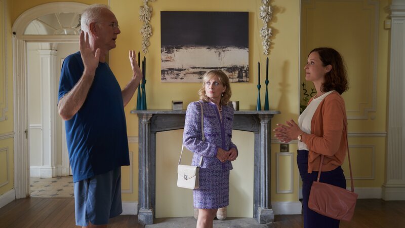 Harriet Talbot (Natalie Ogle, M.) sucht die Reiseführerin Olivia Walsh (Isabella Krieger, r.) auf, um sich nach dem Verbleib ihres Bruders Arthur zu erkundigen, während William Harris (Harald Schmidt, l.) zum Joggen aufbricht. – Bild: Jon Ailes /​ ZDF und Jon Ailes